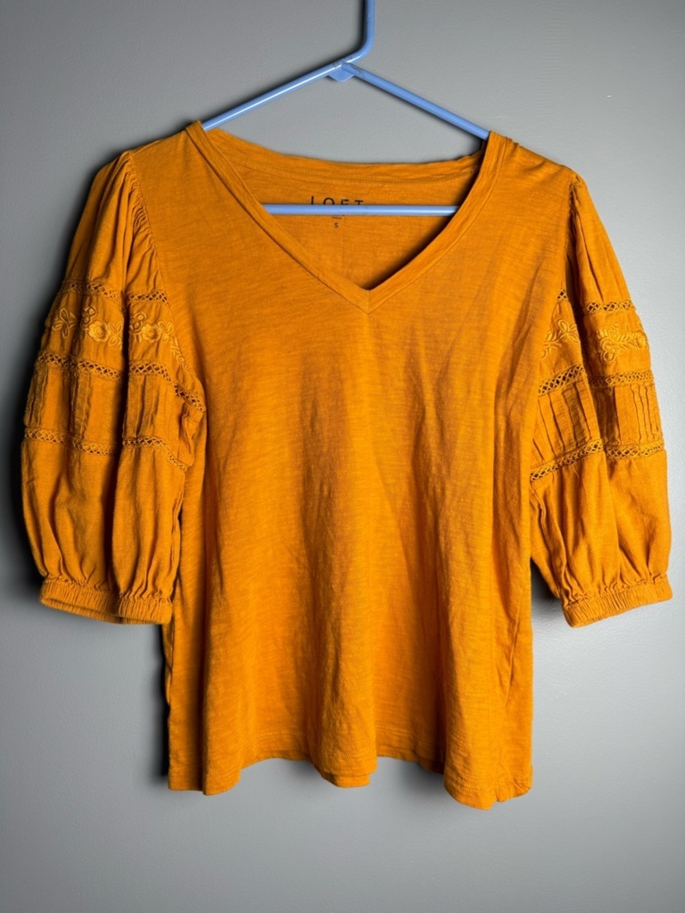 Loft Embroidered Puff Sleeve V
Neck Peasant Tee Desert Spice
Size Small Blouse